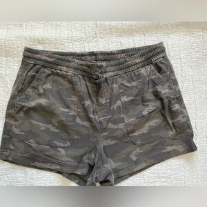 Athleta Farallon Camo shorts size 20